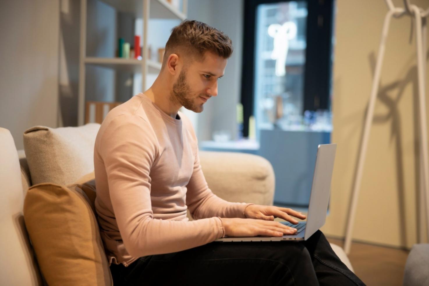 Espace de travail avec analyses financières et ordinateur portable